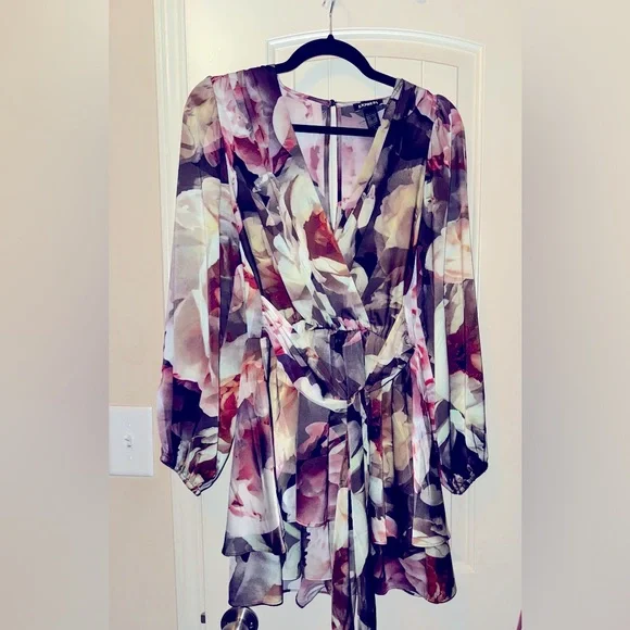 Express Floral Print Long Sleeve Romper - Size Medium - Picture 1 of 5